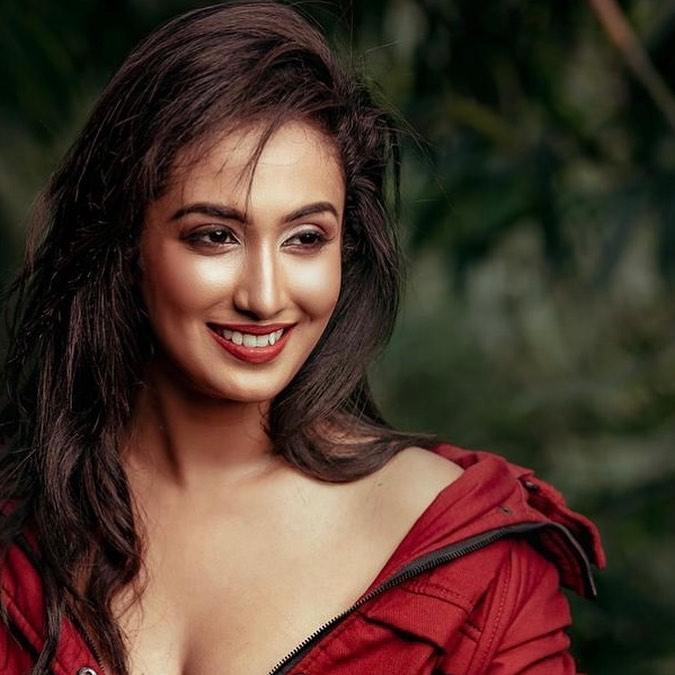 Dinithi walgamage exposing latest hot photos | Dinithi walgamage exposing cleavage hot and spicy stills