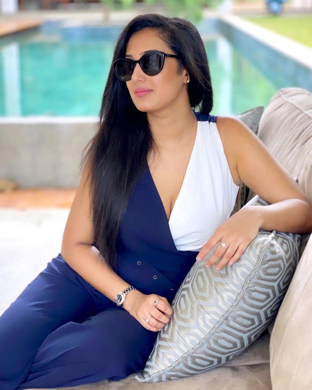 Dinithi walgamage latest hot and sexy stills | Dinithi walgamage exposing cleavage hot and spicy stills