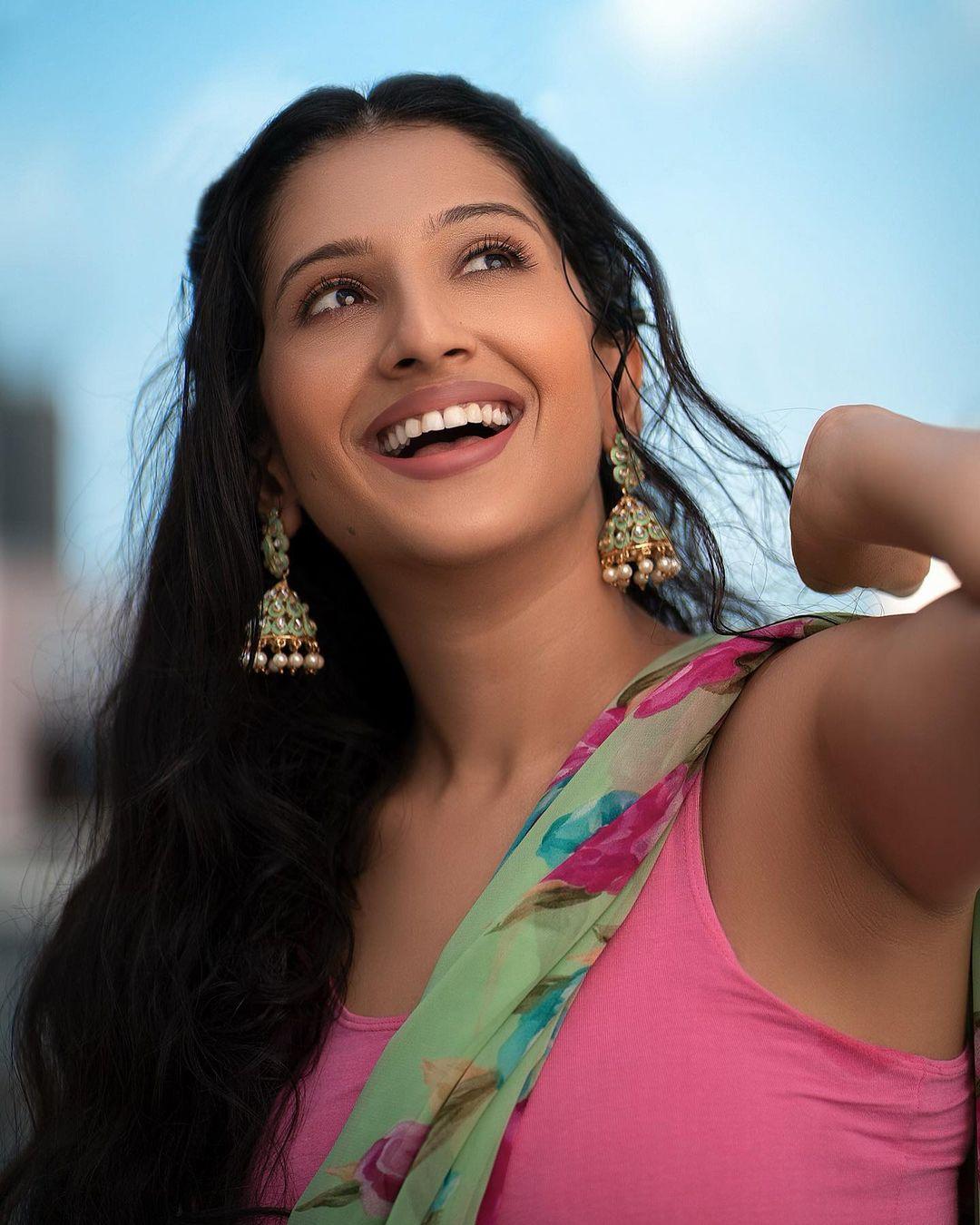 Krutika Gaikwad in saree looking hot photos | Krutika Gaikwad exposing latest photoshoot