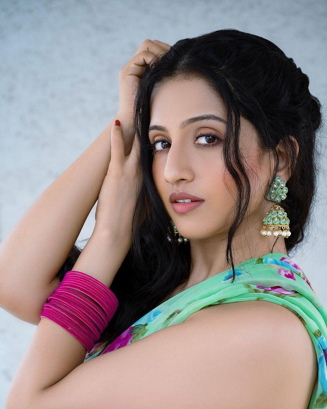 Krutika Gaikwad in saree looking hot photos | Krutika Gaikwad hot and sexy photos
