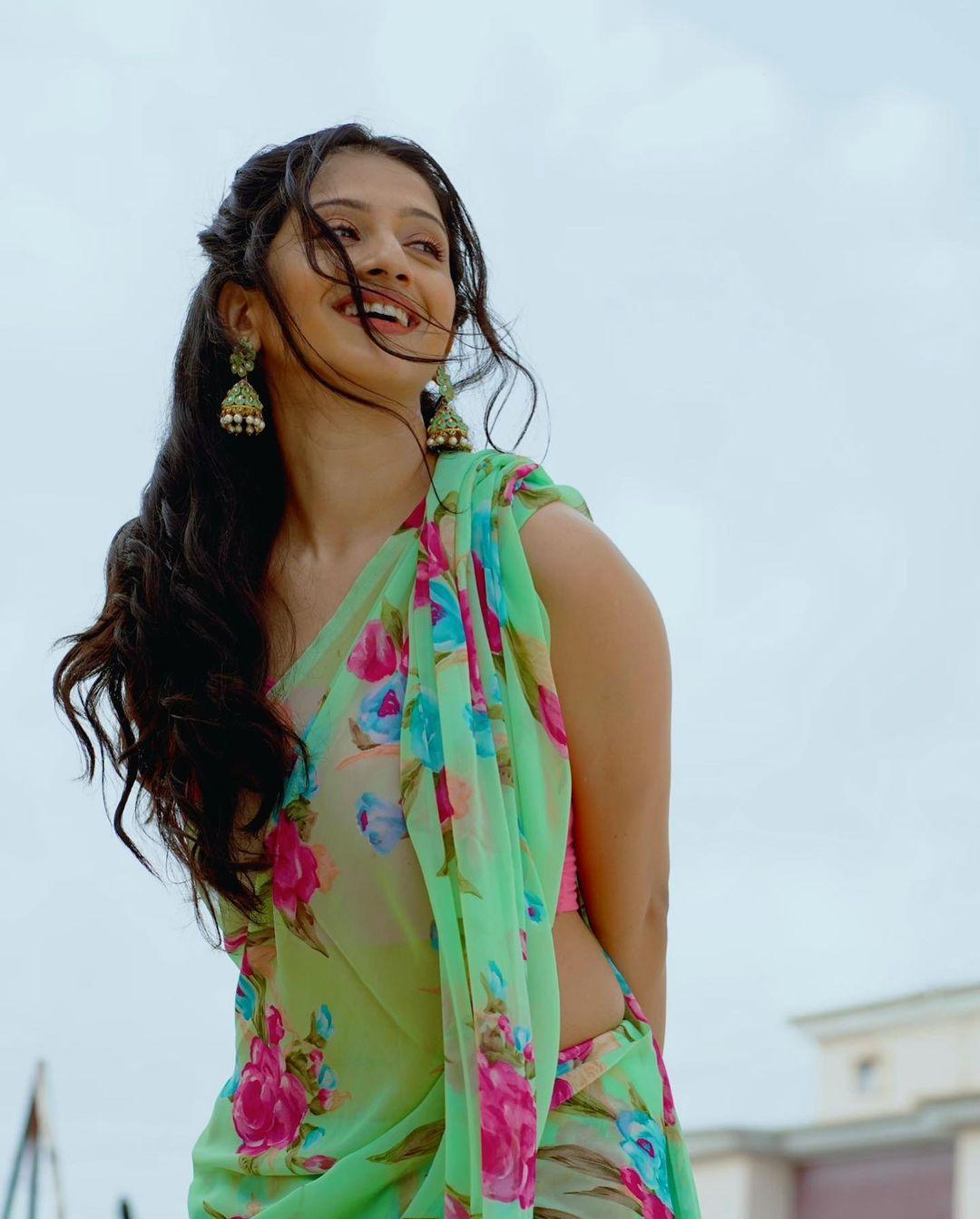 Krutika Gaikwad in saree looking hot photos | Krutika Gaikwad looking very beautiful and cut stills
