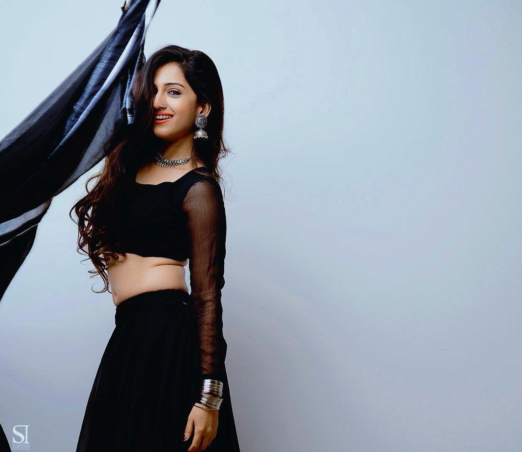 Krutika Gaikwad looking very sexy stills | Marathi actress Krutika Gaikwad exposing very hot
