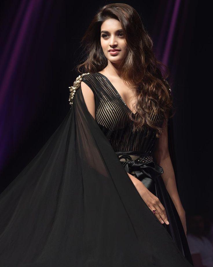 Nidhhi Agerwal in saree latest hot photos | Nidhhi Agerwal looking very beautiful photos