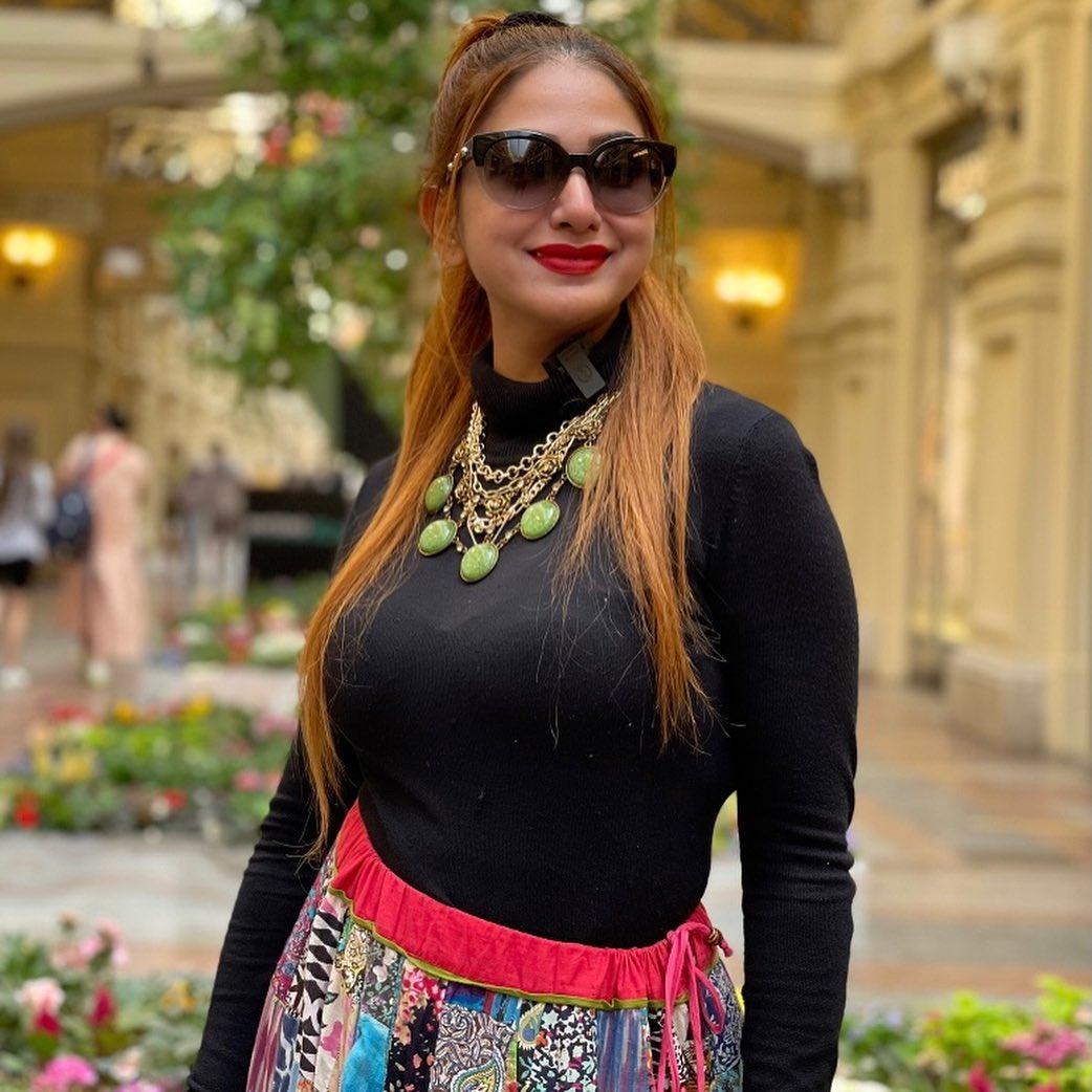 Priya Mohan looking very glamorous hot pics | Priya Mohan very glamorous and sexy photos