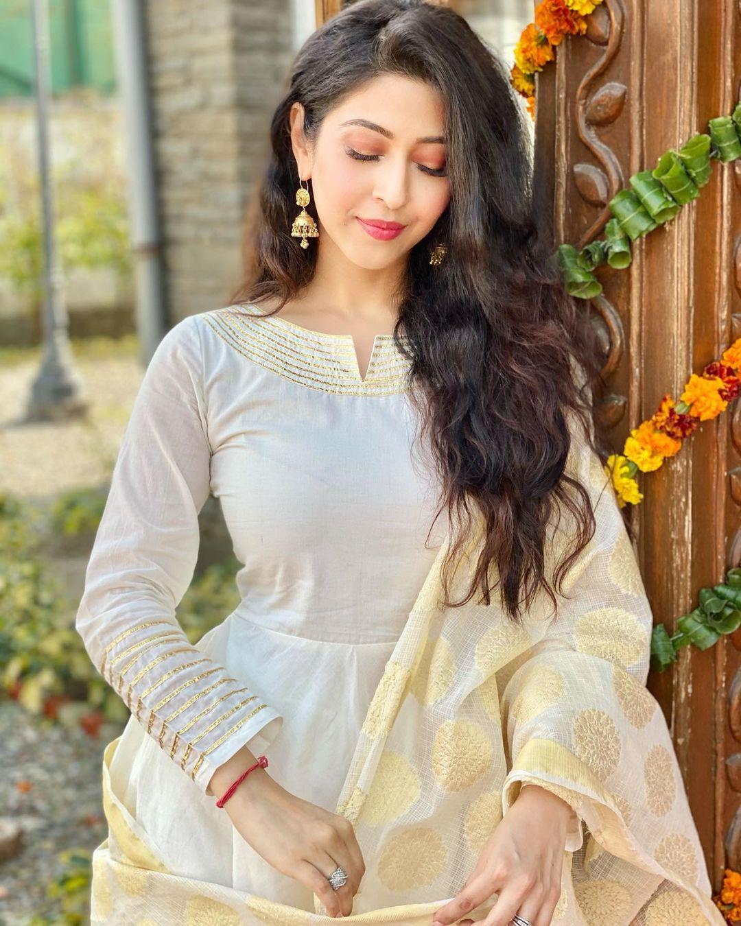 Sonarika Bhadoria latest hot photos gallery | Sonarika Bhadoria hot and sexy photoshoot