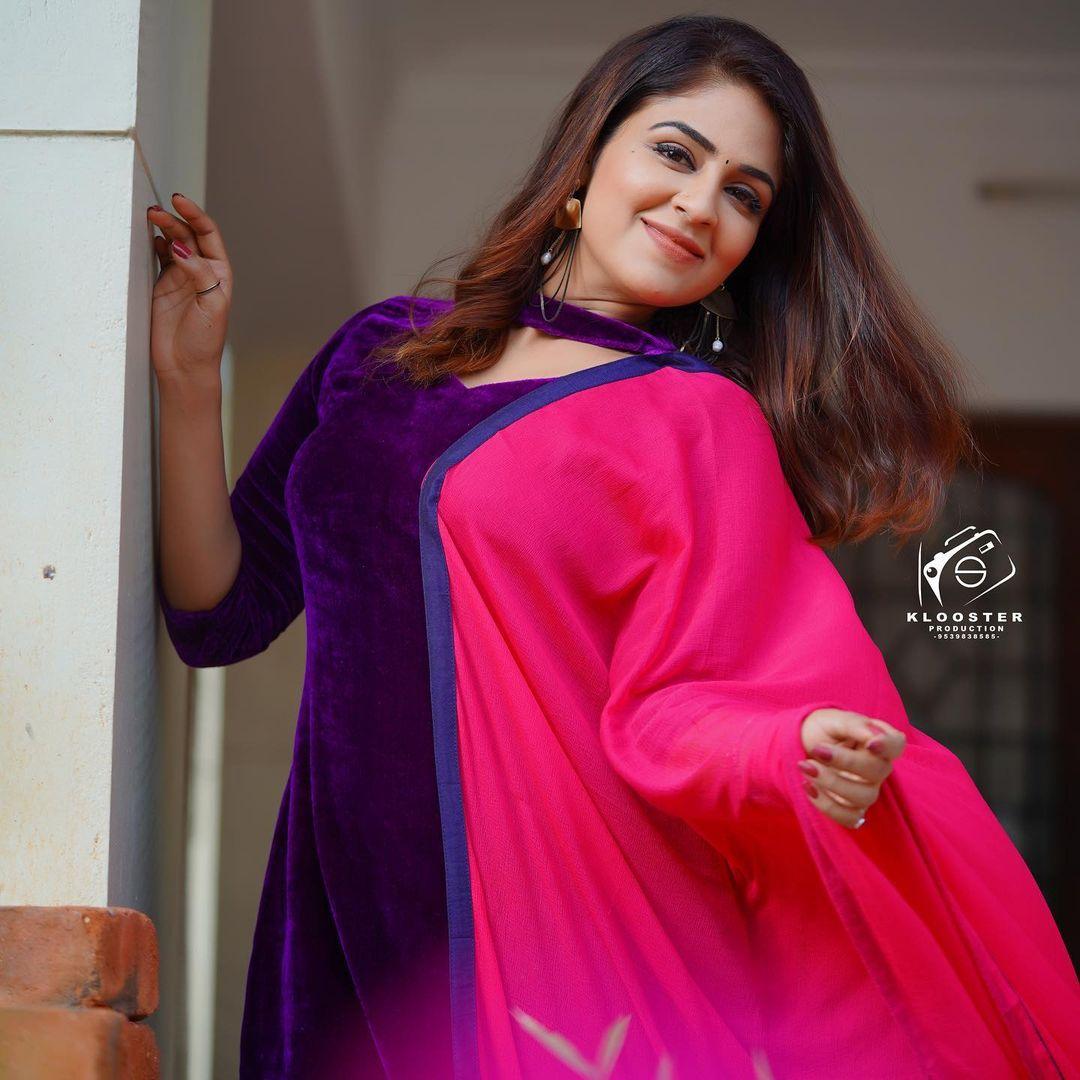 South indian television actress Malavika Wales beautiful photos | Malavika Wales looking very sexy stills