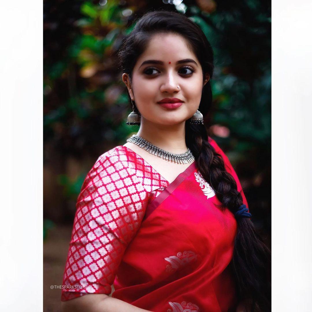 Shafna nizam looking very hot and sexy stills | Malayalam serial actress Shafna nizam hot stills.