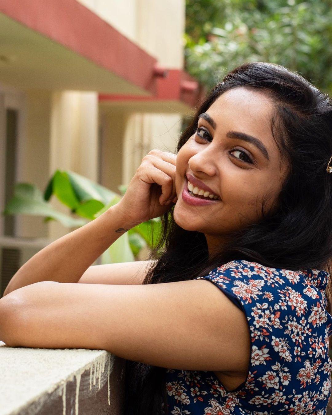 Tamil actress and model Smruthi Venkat exposing hot photos | Smruthi Venkat hot and sexy stills