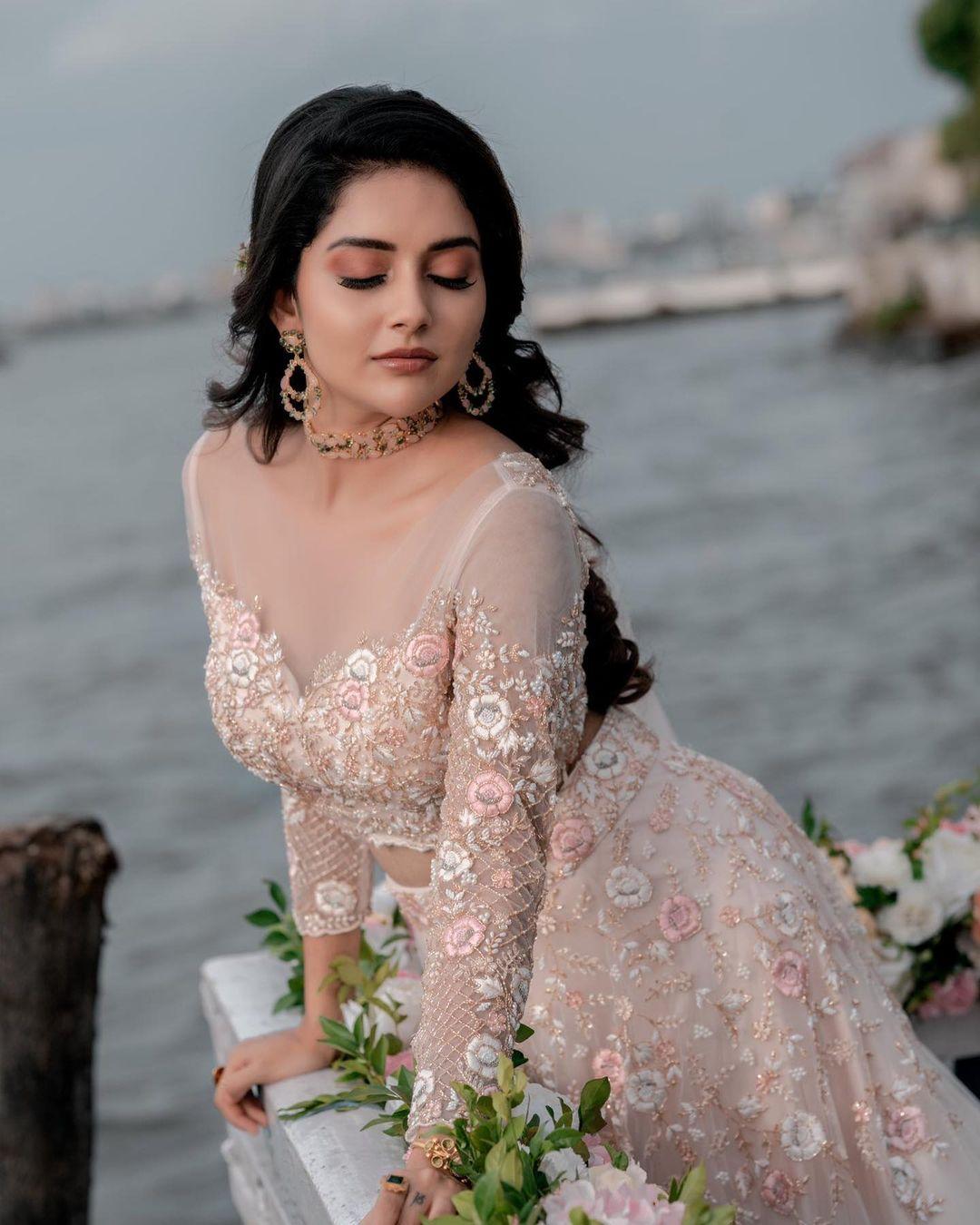 Mahima Nambiar looking hot photos | Mahima Nambiar hot and sexy wallpapers