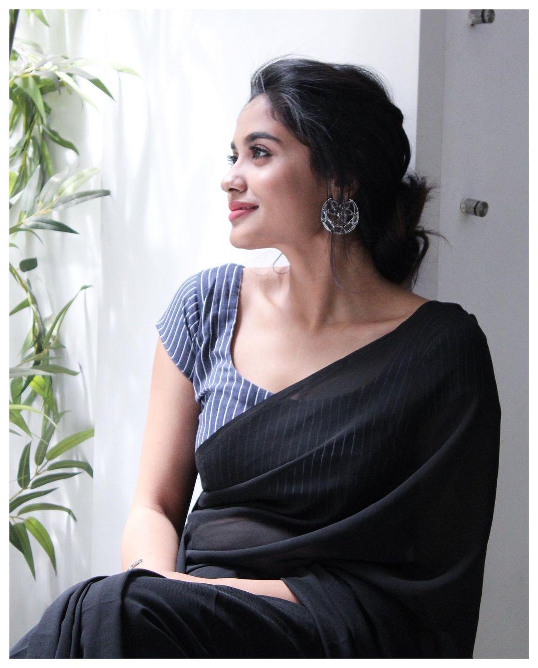 Teju Ashwini in black saree hot photos | Teju Ashwini sexy photoshoot