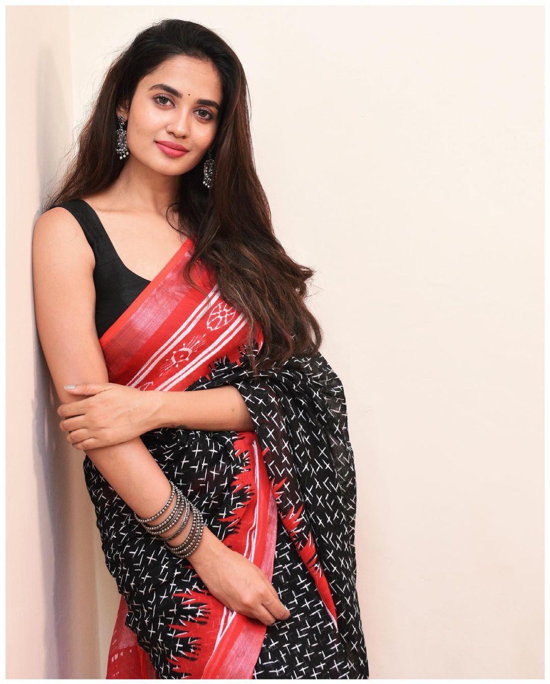 Teju Ashwini looking very hot photos | Teju Ashwini in saree sleeveless hot photos