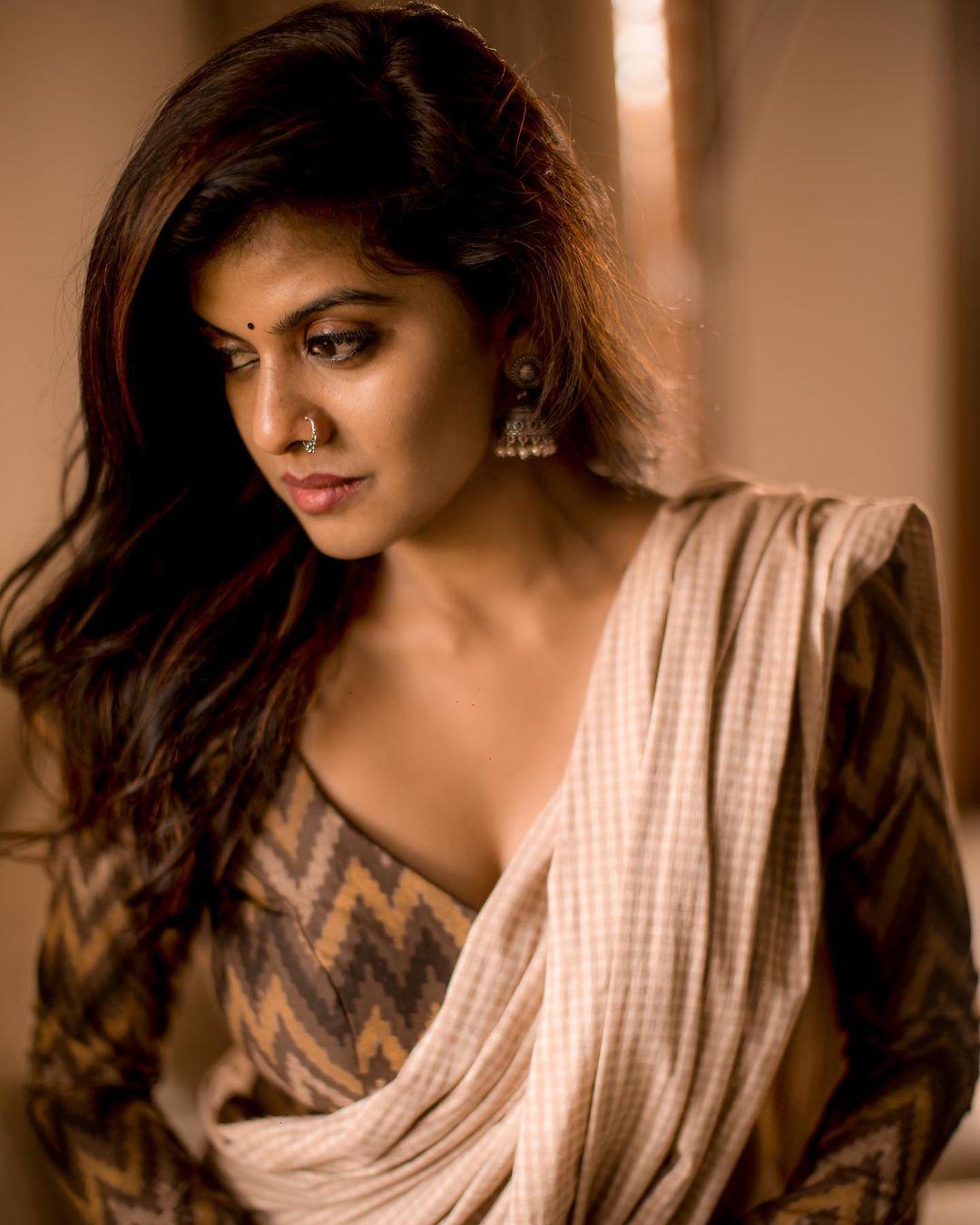 Swagatha S Krishnan looking very hot stills | Swagatha S Krishnan in saree exposing photos