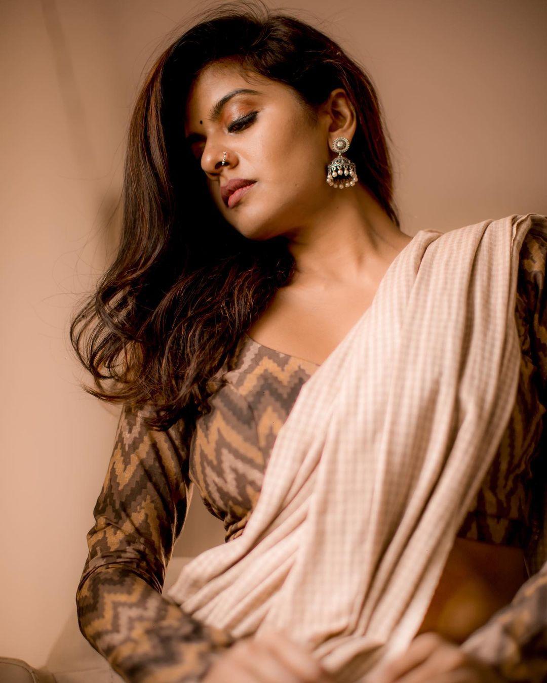 Swagatha S Krishnan sexy photoshoot | Swagatha S Krishnan in saree exposing photos