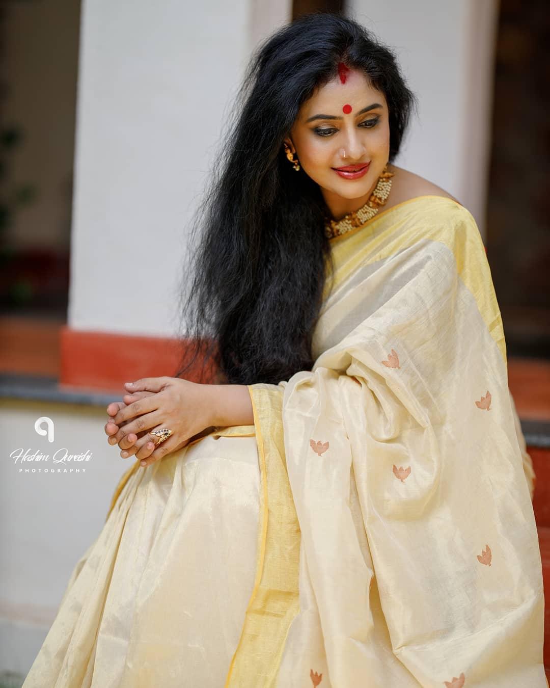 Dancer Methil Devika hot photos | classical dancer Methil Devika in saree hot photos
