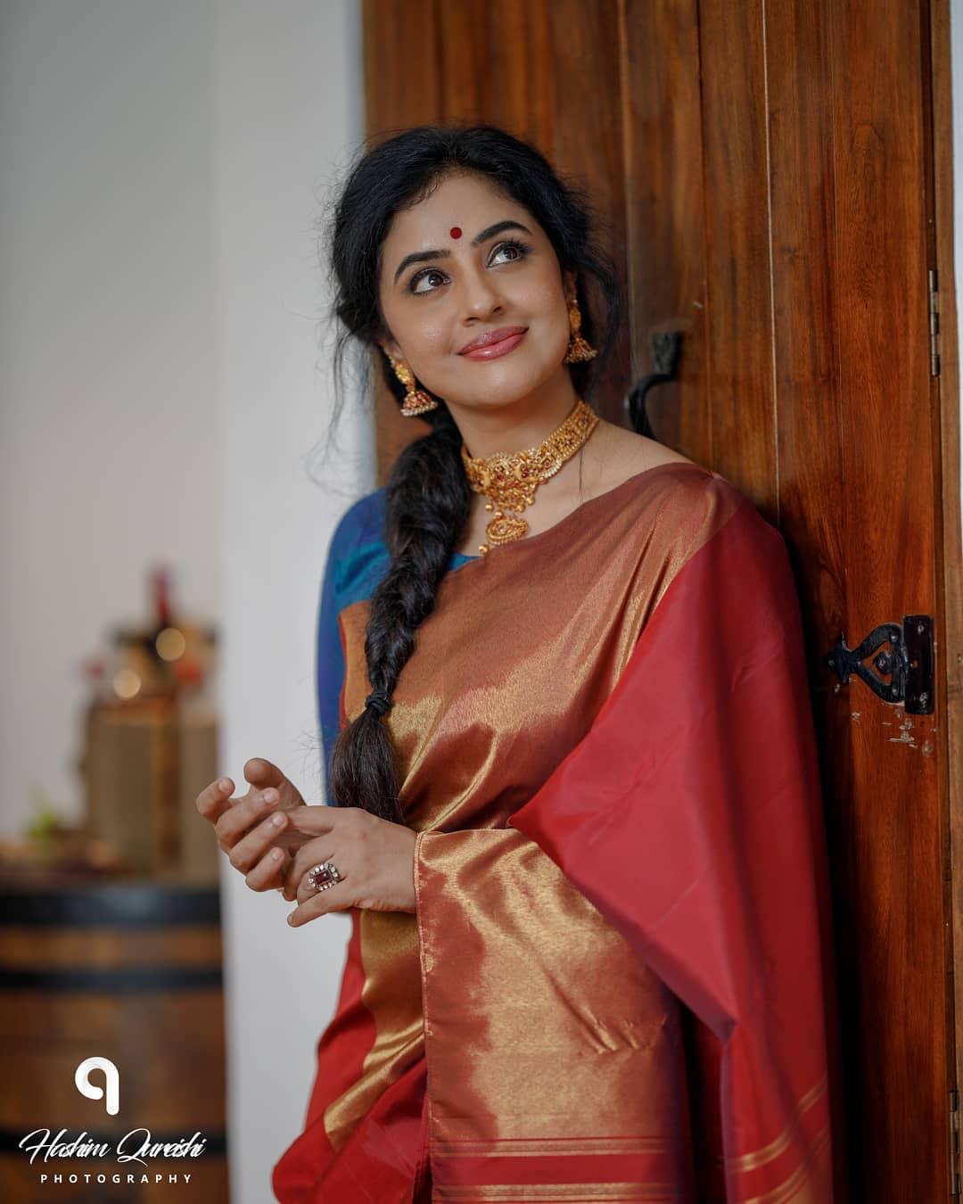 Methil Devika very glamorous photos in saree | Methil Devika latest sexy photoshoot