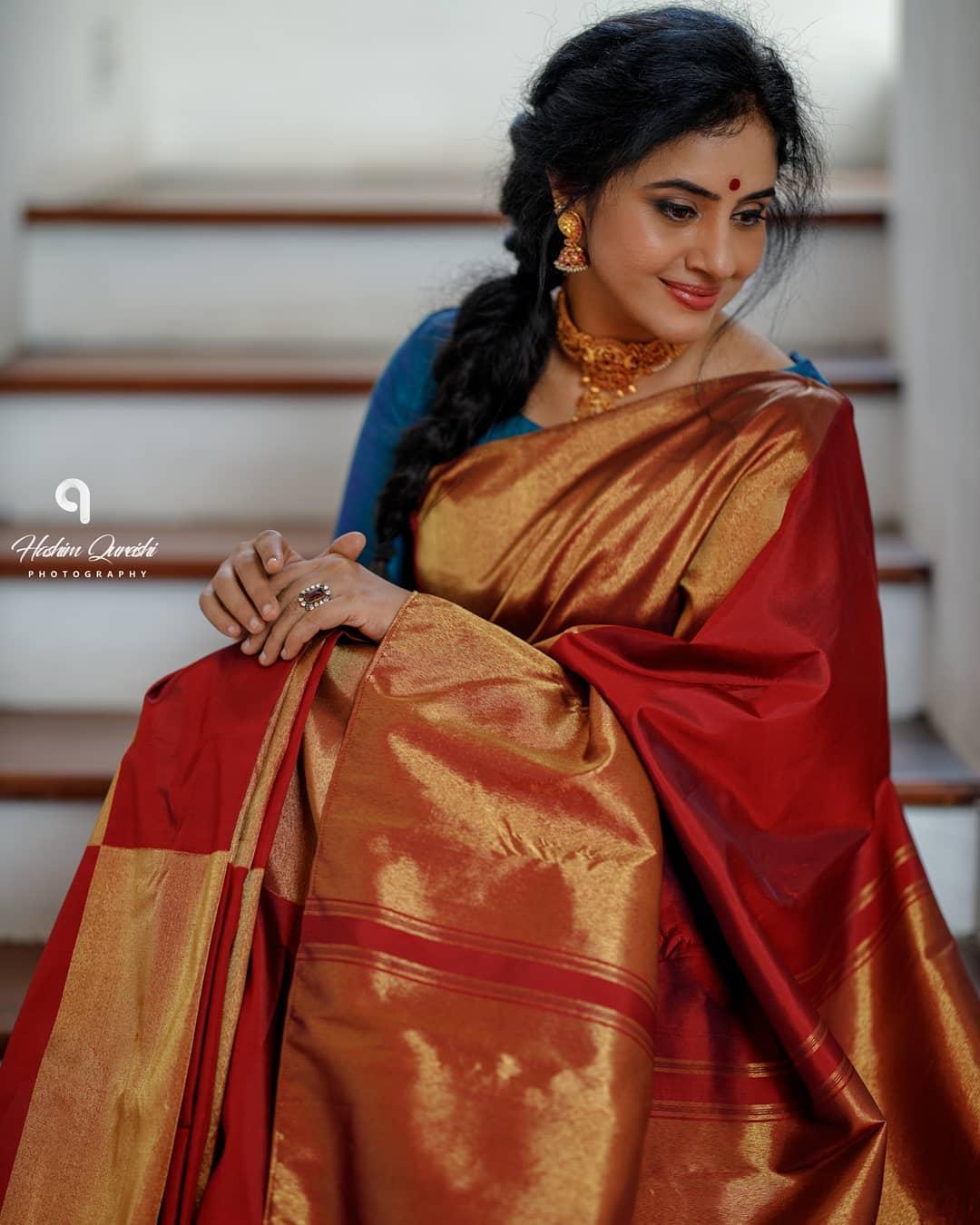 Methil Devika very glamorous photos in saree | Methil Devika very glamorous and hot stills