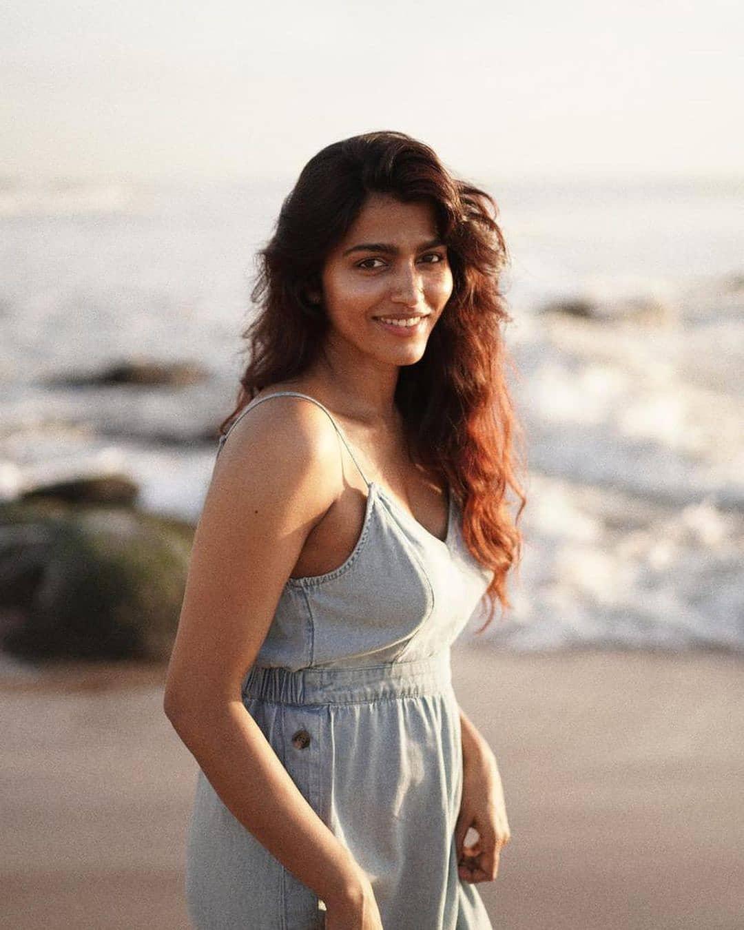 Sai Dhanshika very glamourous photos| Sai Dhanshika in beach hot and sexy photos