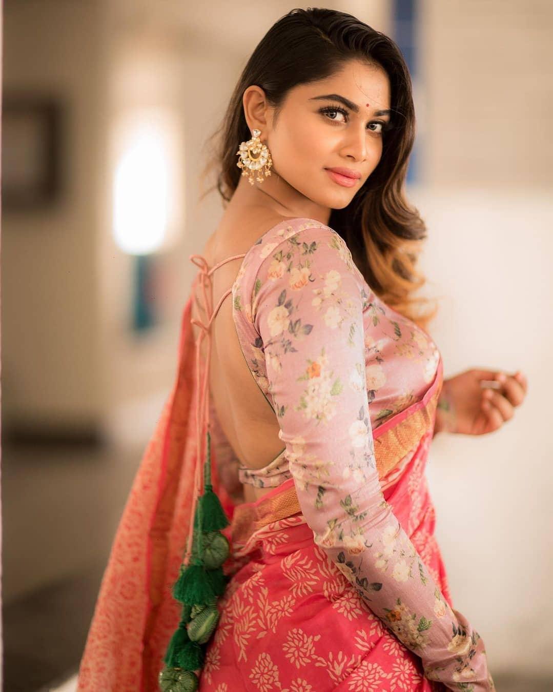 Shivani Narayanan looking very hot in saree | Shivani Narayanan latest sexy hot photos