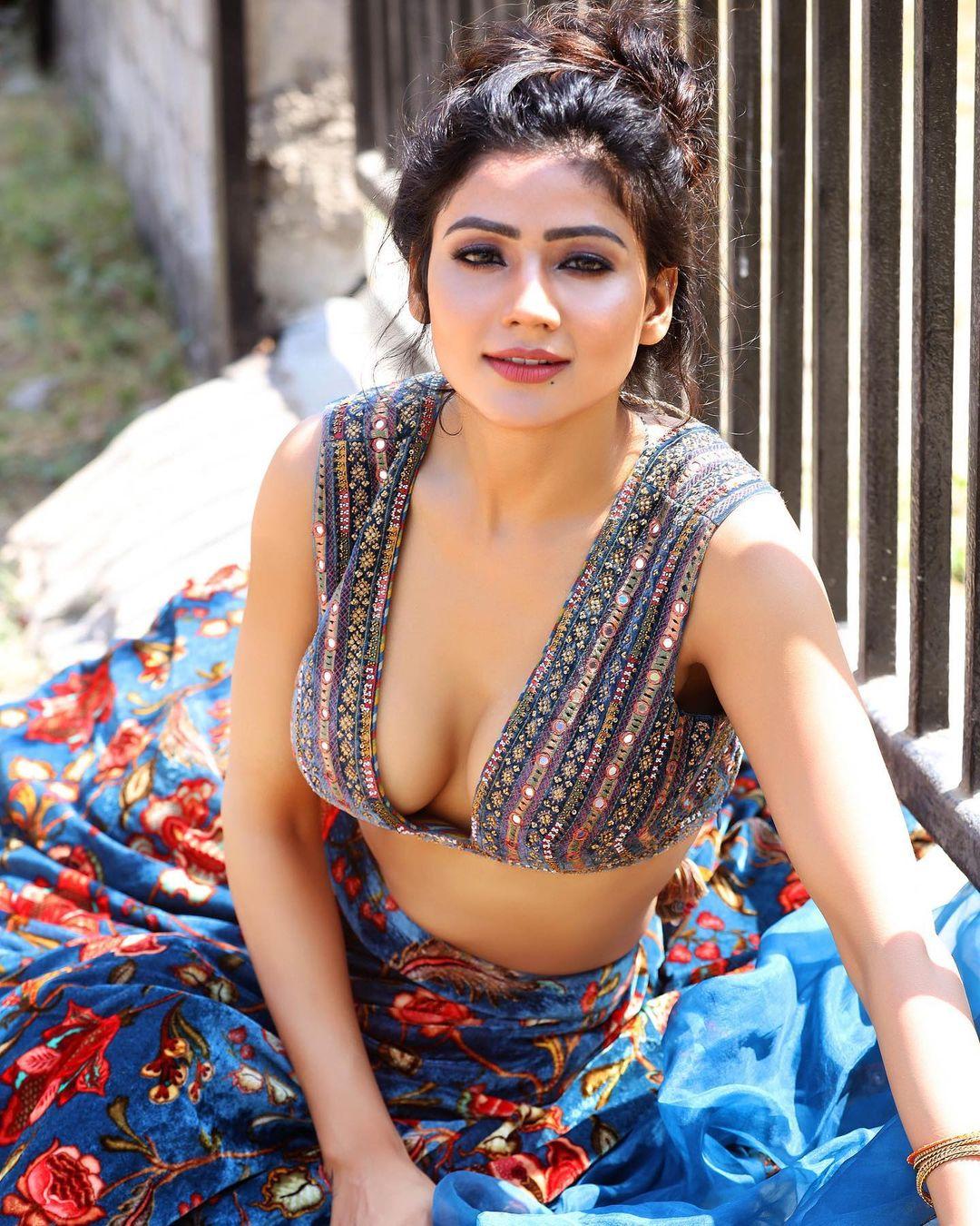 Soniya Bansal very sexy stills | Soniya Bansal showing cleavage in transparent dress