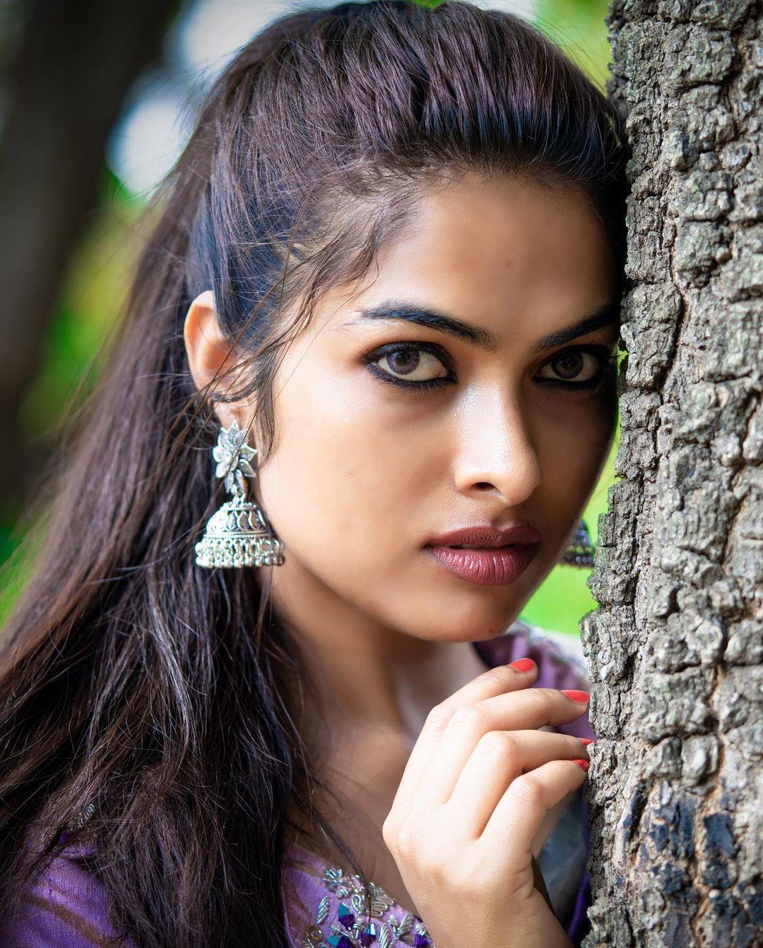 South indian actress Divi Vadthya hot in saree |Divi Vadthya exposing latest sexy stills