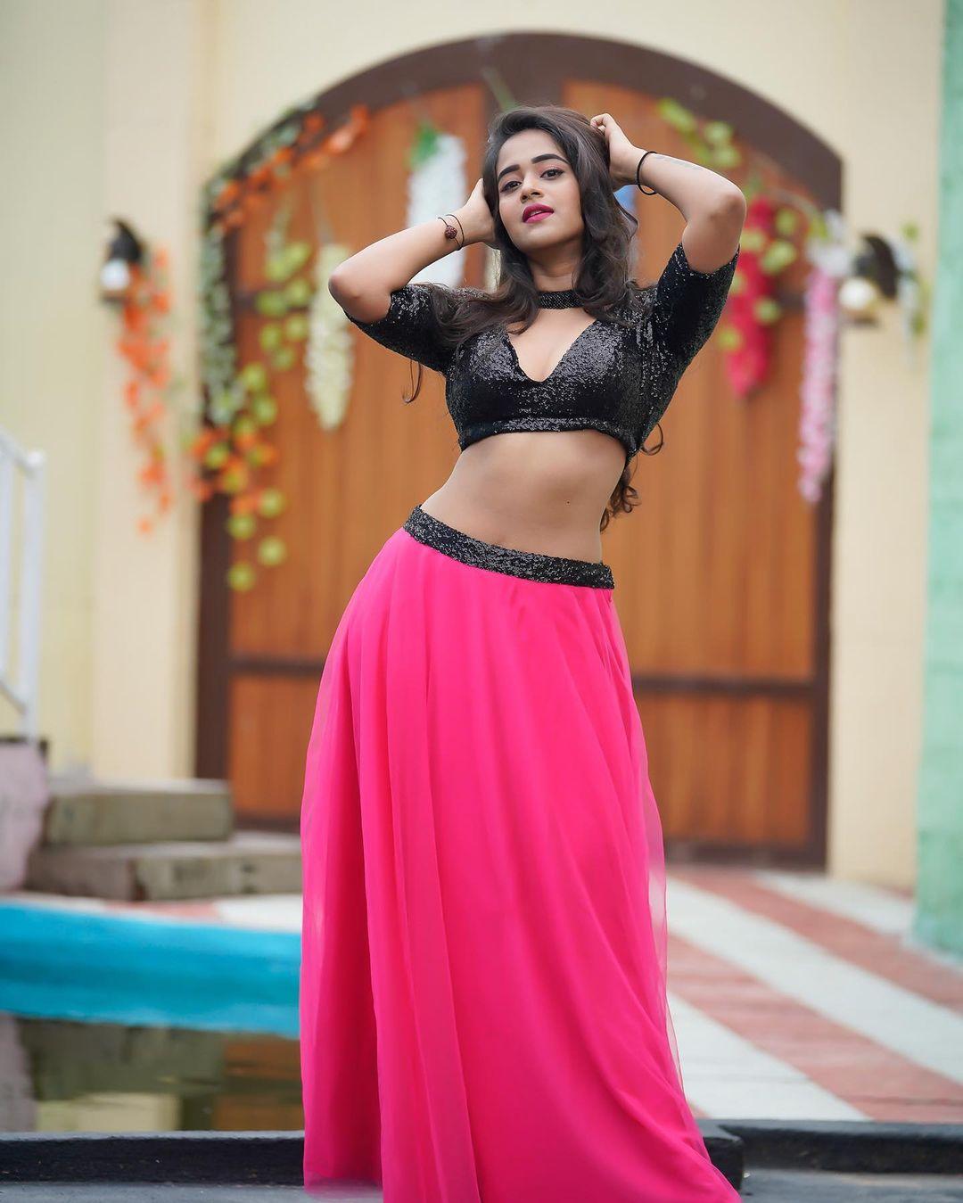 Deepthi Sunaina beautiful and hot stills |Deepthi Sunaina latest hot and sexy photoshoot