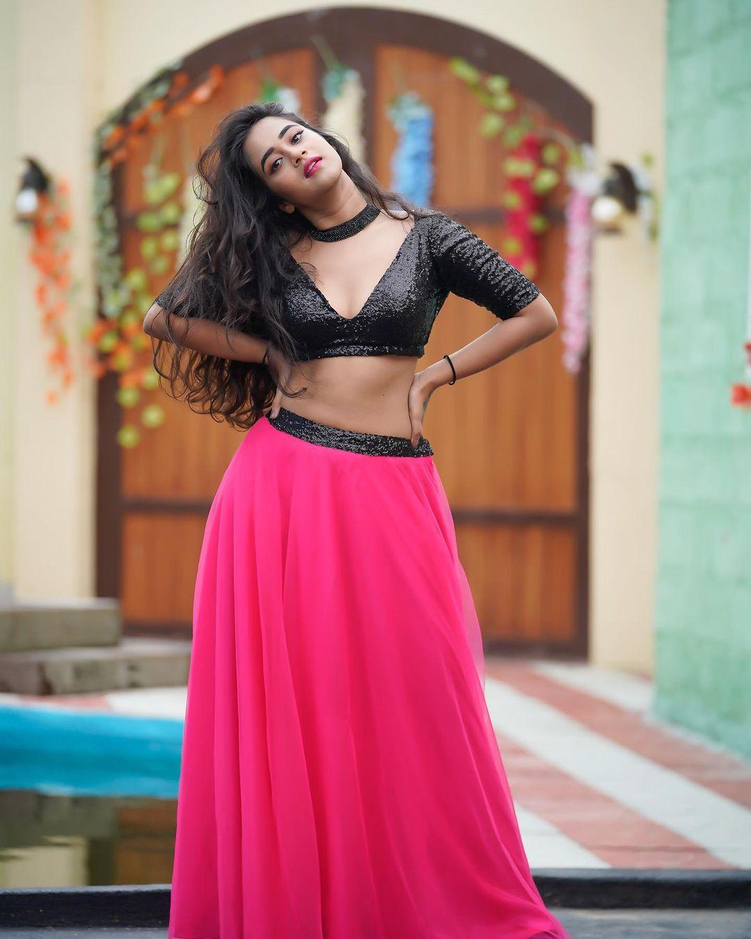 Deepthi Sunaina exposing hot photos gallery|Deepthi Sunaina latest hot and sexy photoshoot