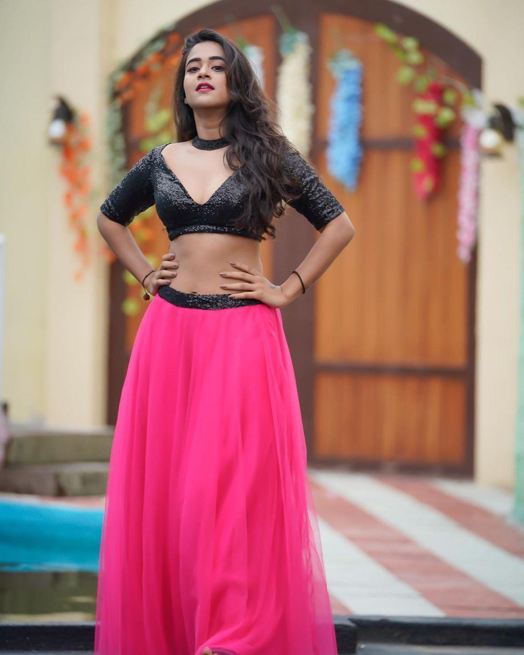 Deepthi Sunaina looking very attractive and cute photos|Deepthi Sunaina latest hot and sexy photoshoot