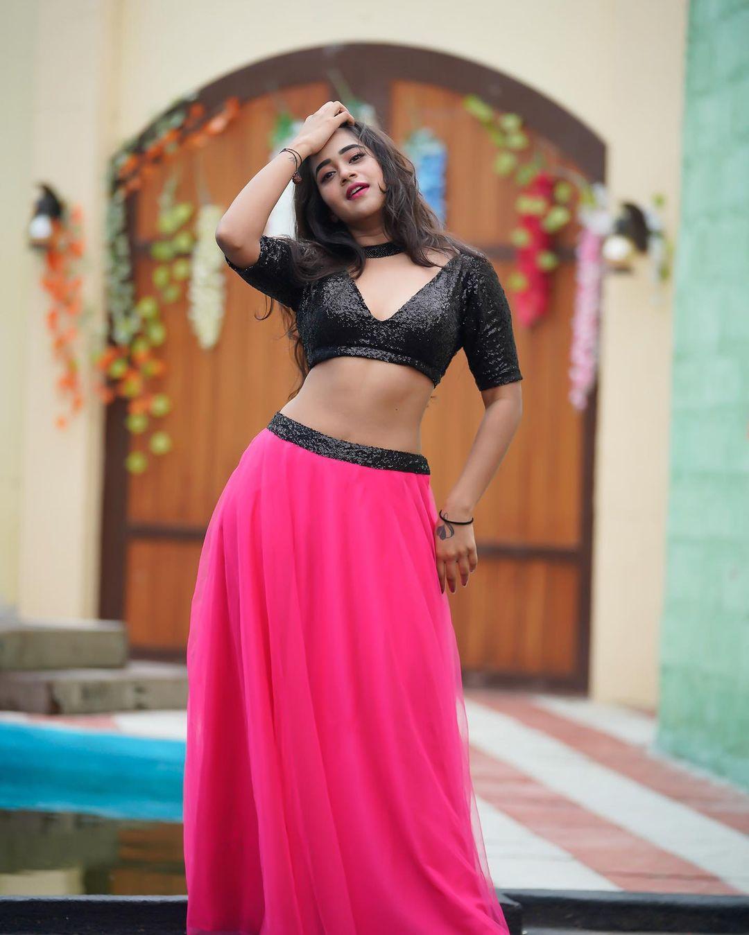 Deepthi Sunaina very beautiful and cute photos|Deepthi Sunaina latest hot and sexy photoshoot
