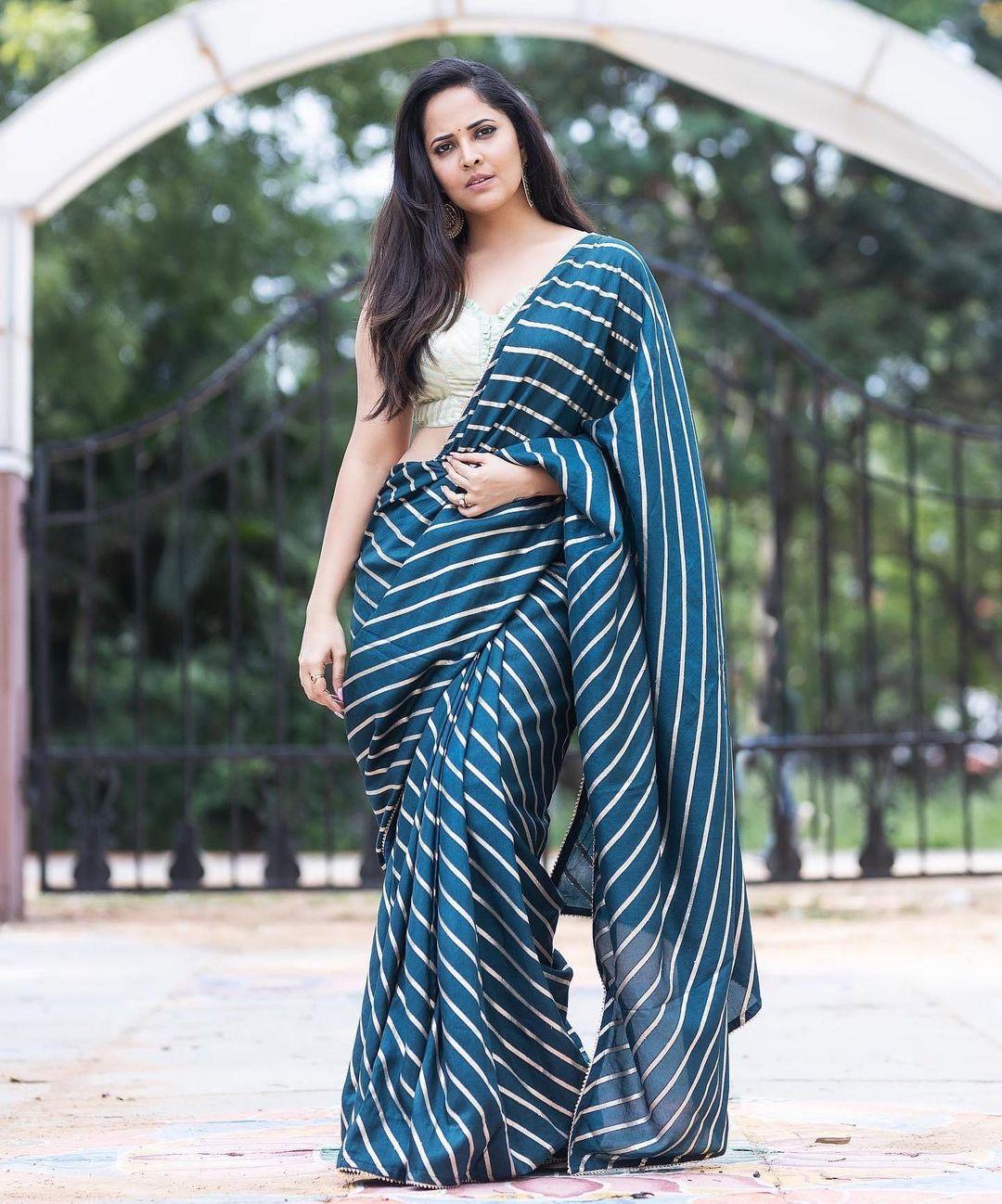 In saree exposing hot photos | Anasuya Bharadwaj exposing cute and sexy stills