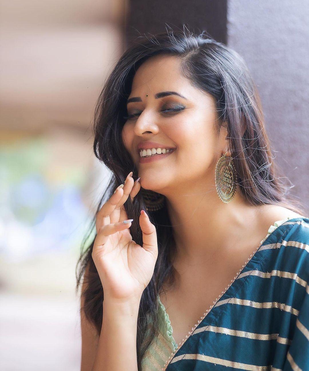 In saree exposing hot photos | Anasuya Bharadwaj exposing latest sexy photoshoot