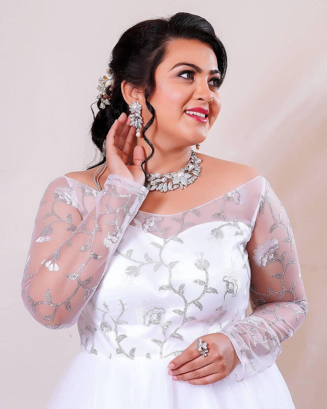 Glamorous hot photos gallery | Shwetha Bandekar exposing hot photos gallery