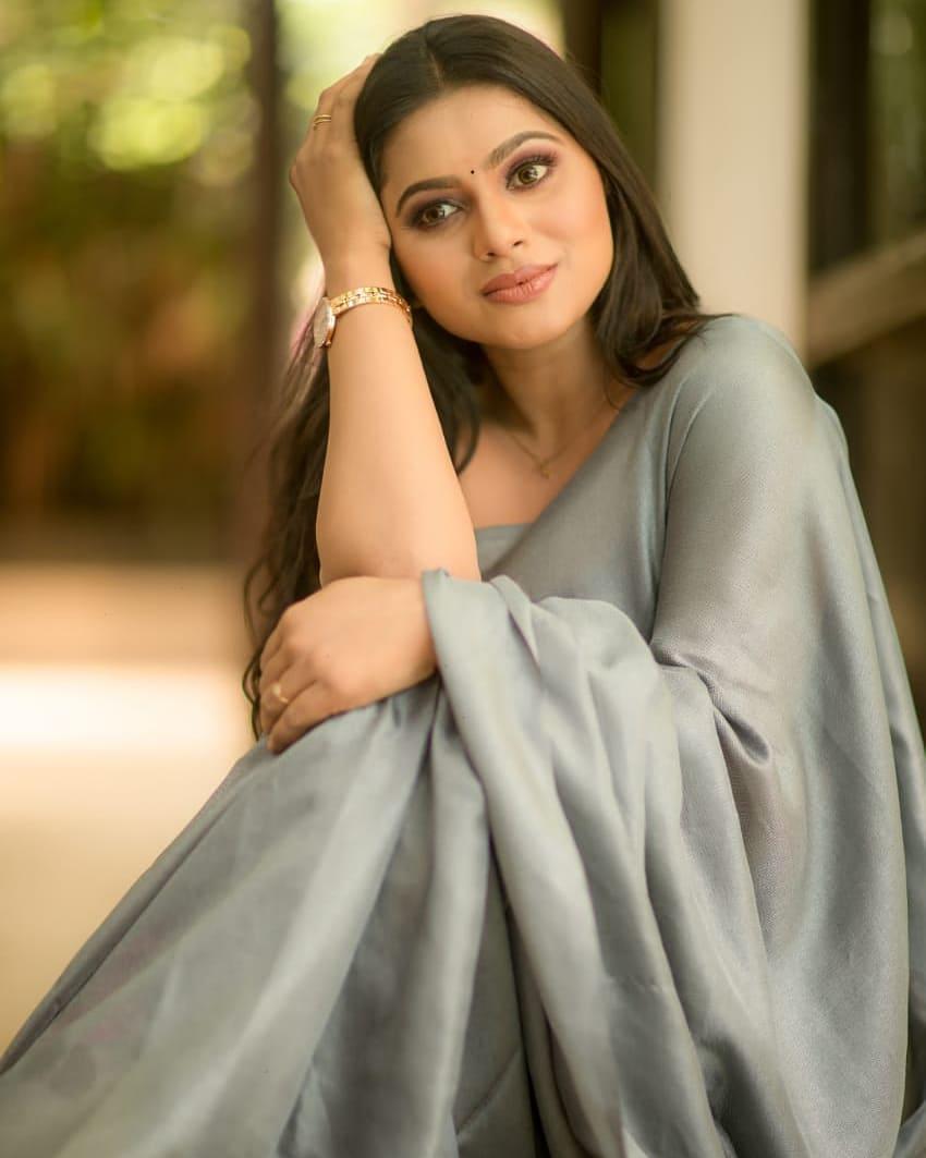 In saree hot photo gallery | actress Delna Davis very hot and sexy photoshoot