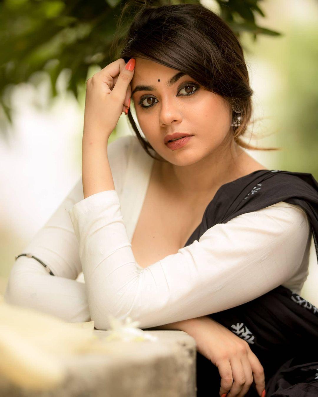 In saree hot photos | Monica Chinnakotla beautiful and sexy stills