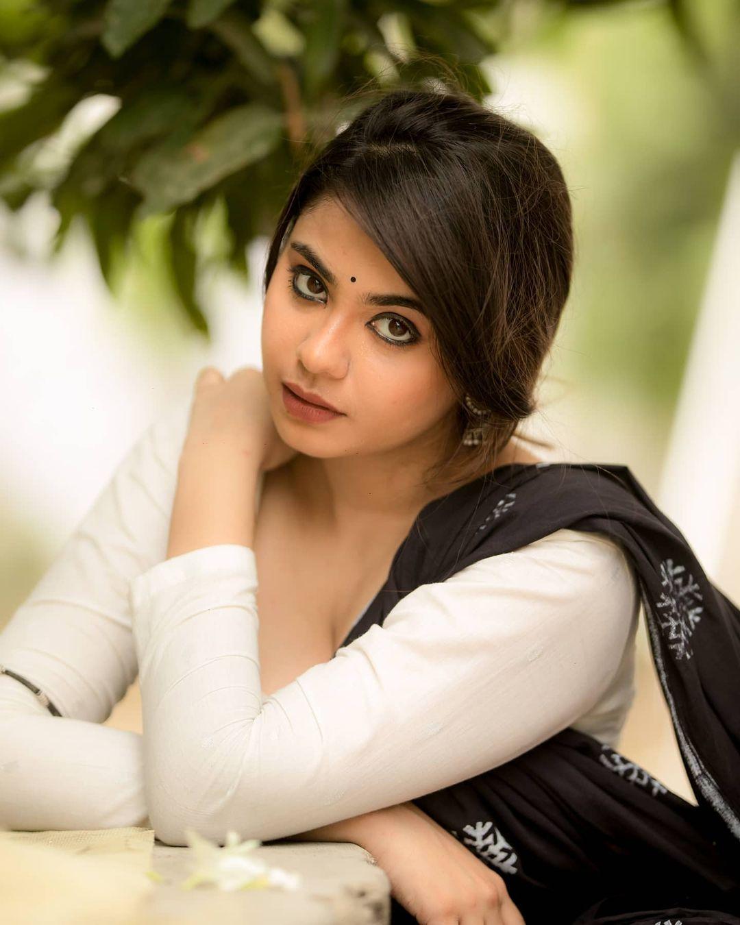 In saree hot photos | Monica Chinnakotla looking very beautiful and sexy stills