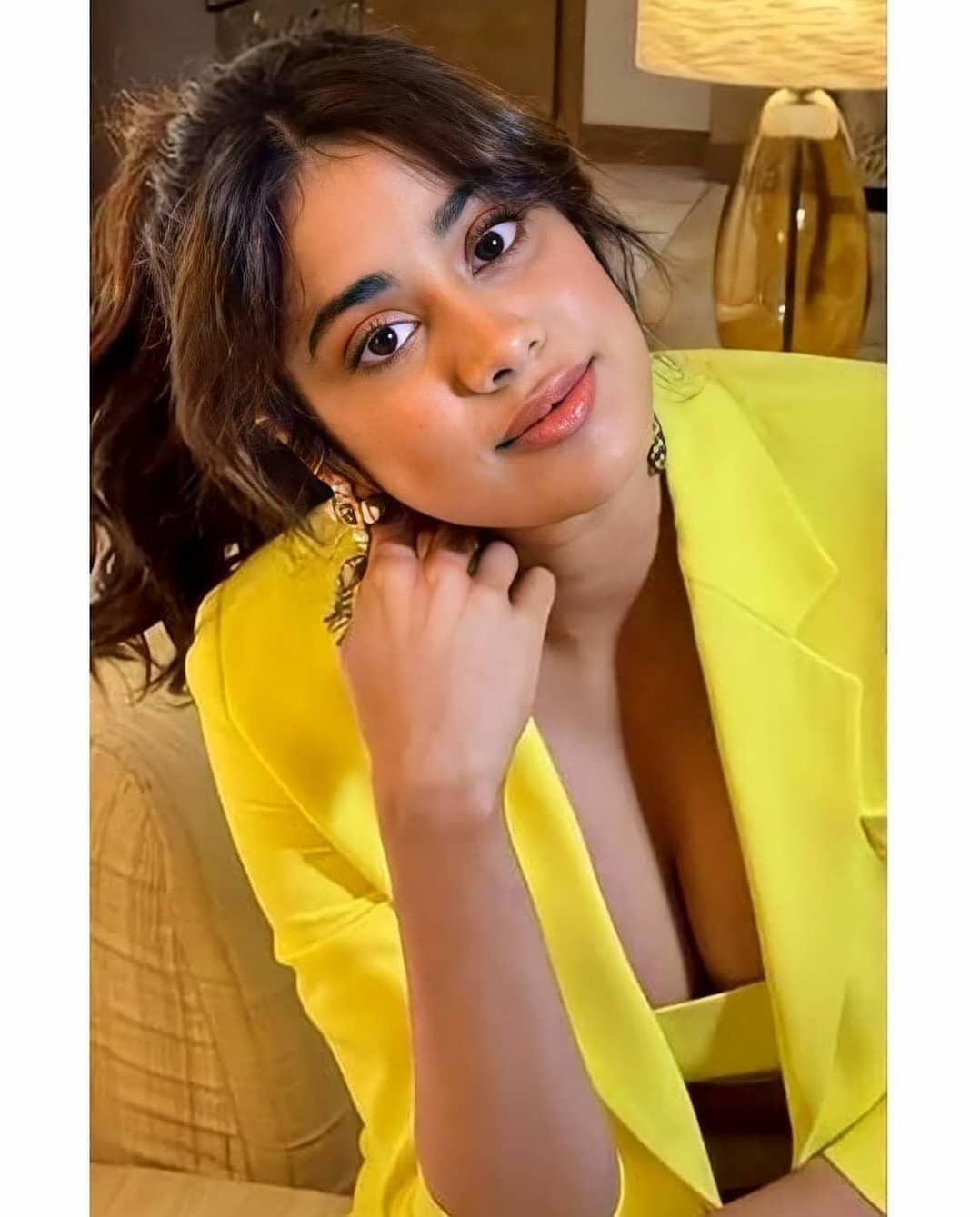 Bollywood actress hot photos |Janhvi Kapoor showing cleavage hot stills