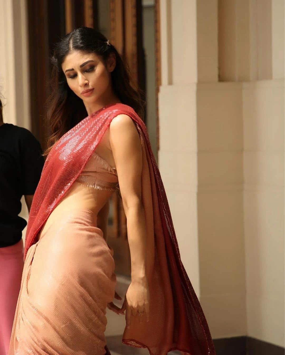 Television actress romantic saree exposing photos | Mouni Roy hot and spicy photos