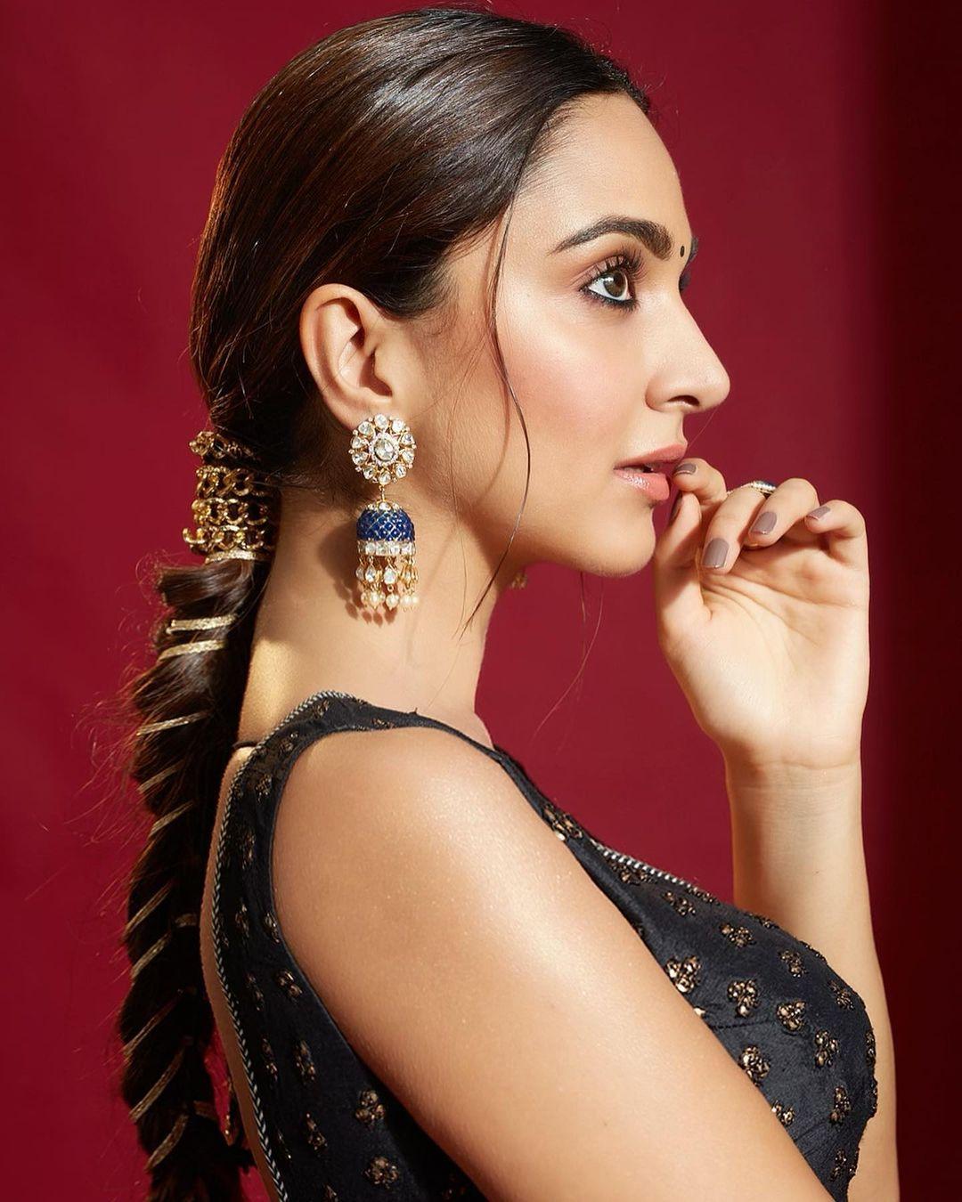 Bollywood actress hot photos | Kiara Advani looking very glamorous and sexy photoshoot