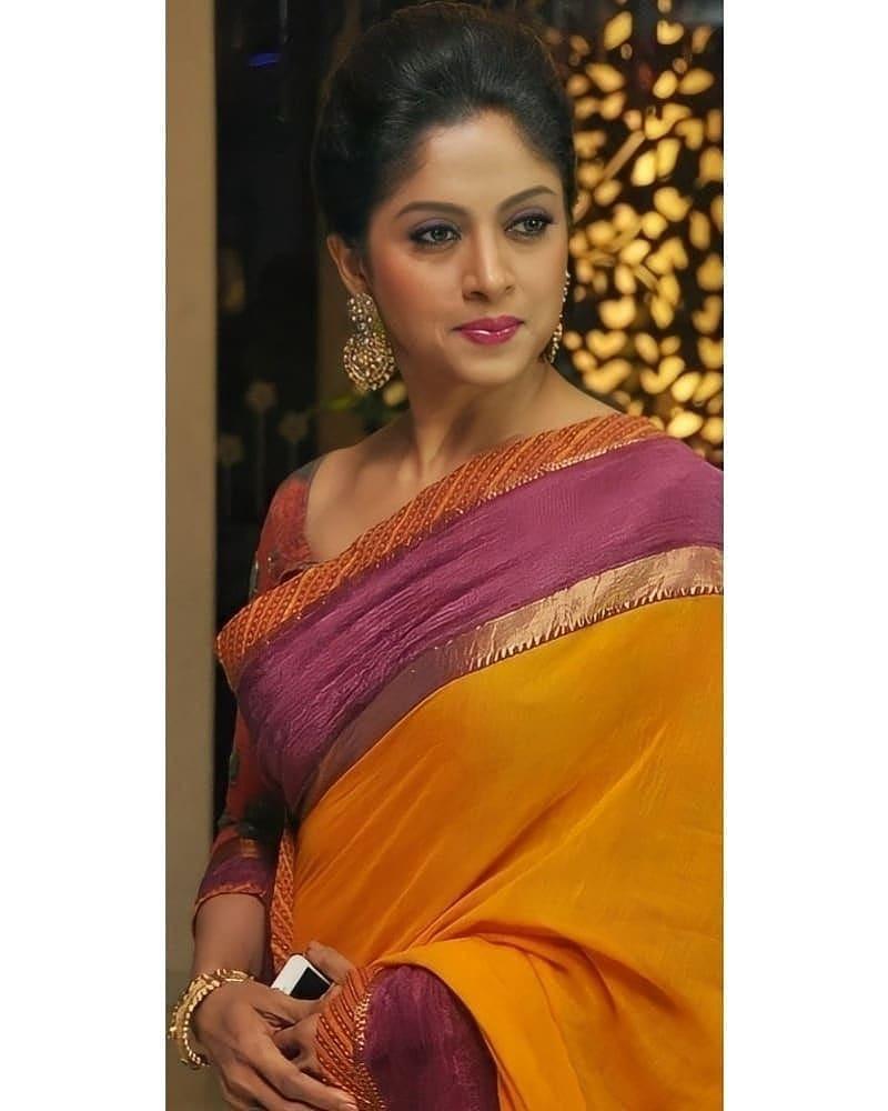 In saree hot photos | Nadhiya beautiful and sexy photos gallery