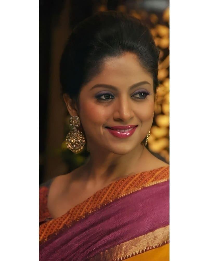 In saree hot photos | Nadhiya in saree hot and sexy stills