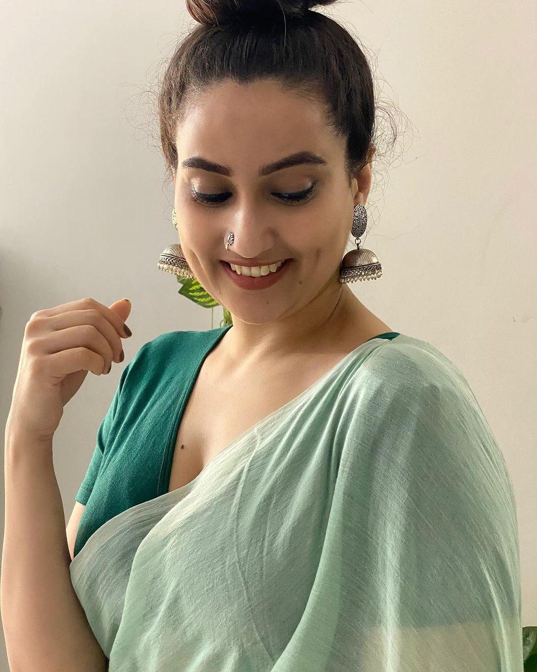 Manjusha Rampalli hot photos | Anchor Manjusha Rampalli in saree exposing hot photos