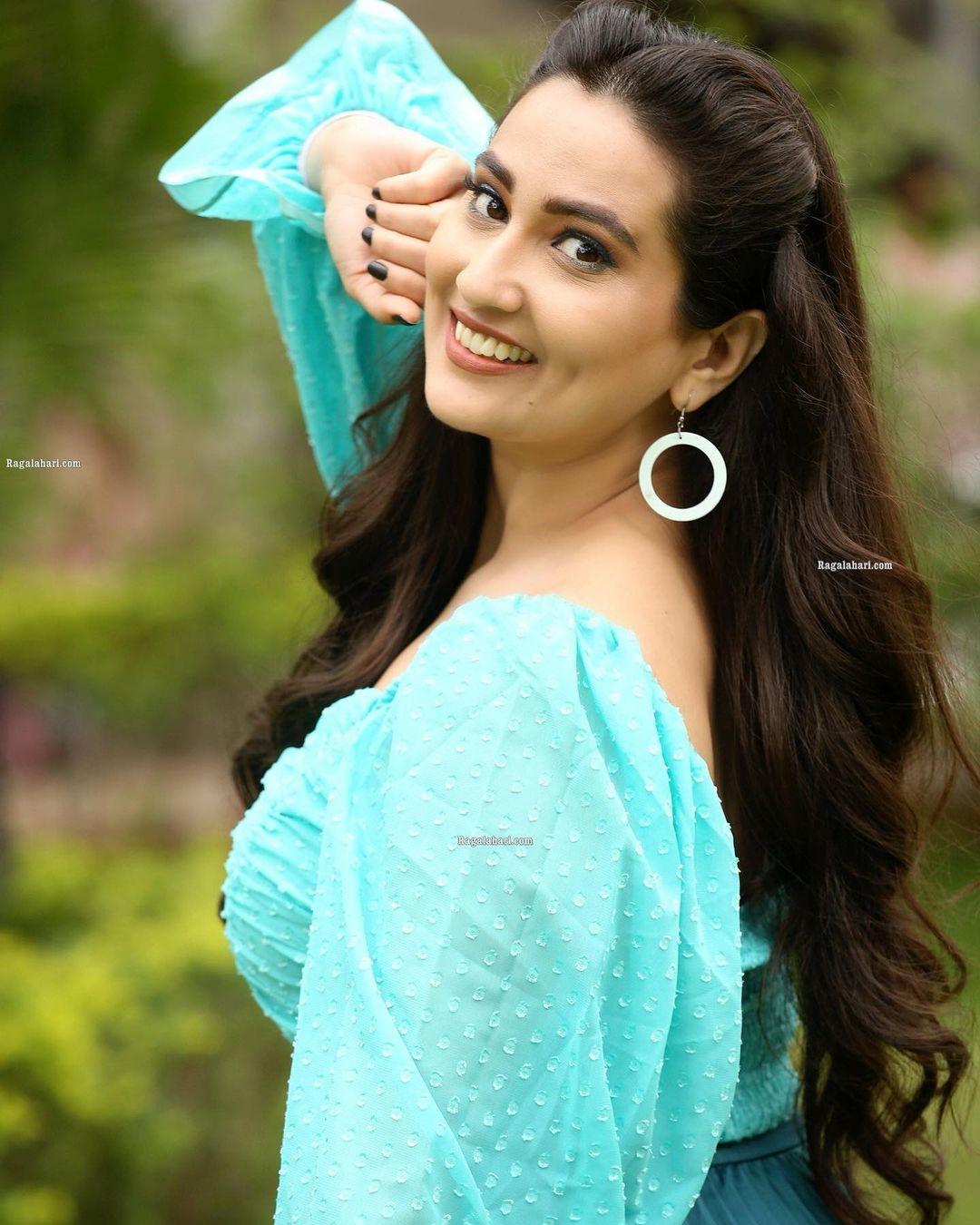 South Indian actress hot photos | Manjusha Rampalli looking very attractive hot photos
