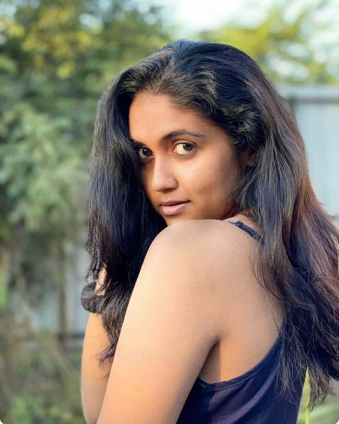 Rinku Rajguru glamorous exposing hot photos | Rinku Rajguru hot and spicy Photos