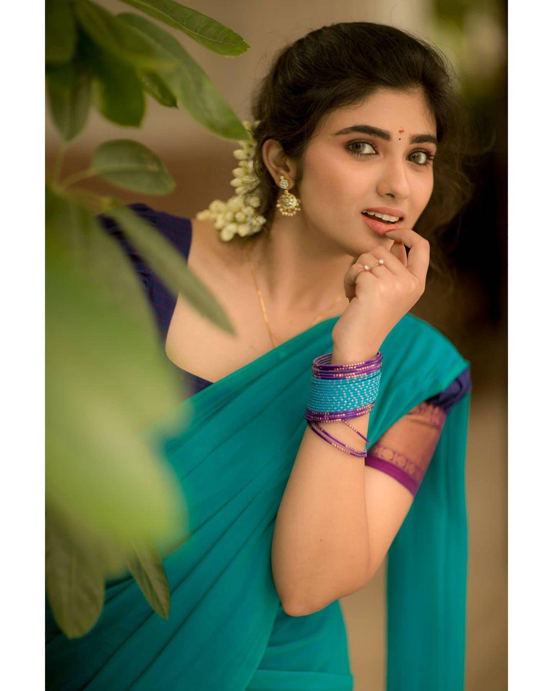 South Indian actress half saree photos | Pragya Nagra beautiful and cute photos gallery