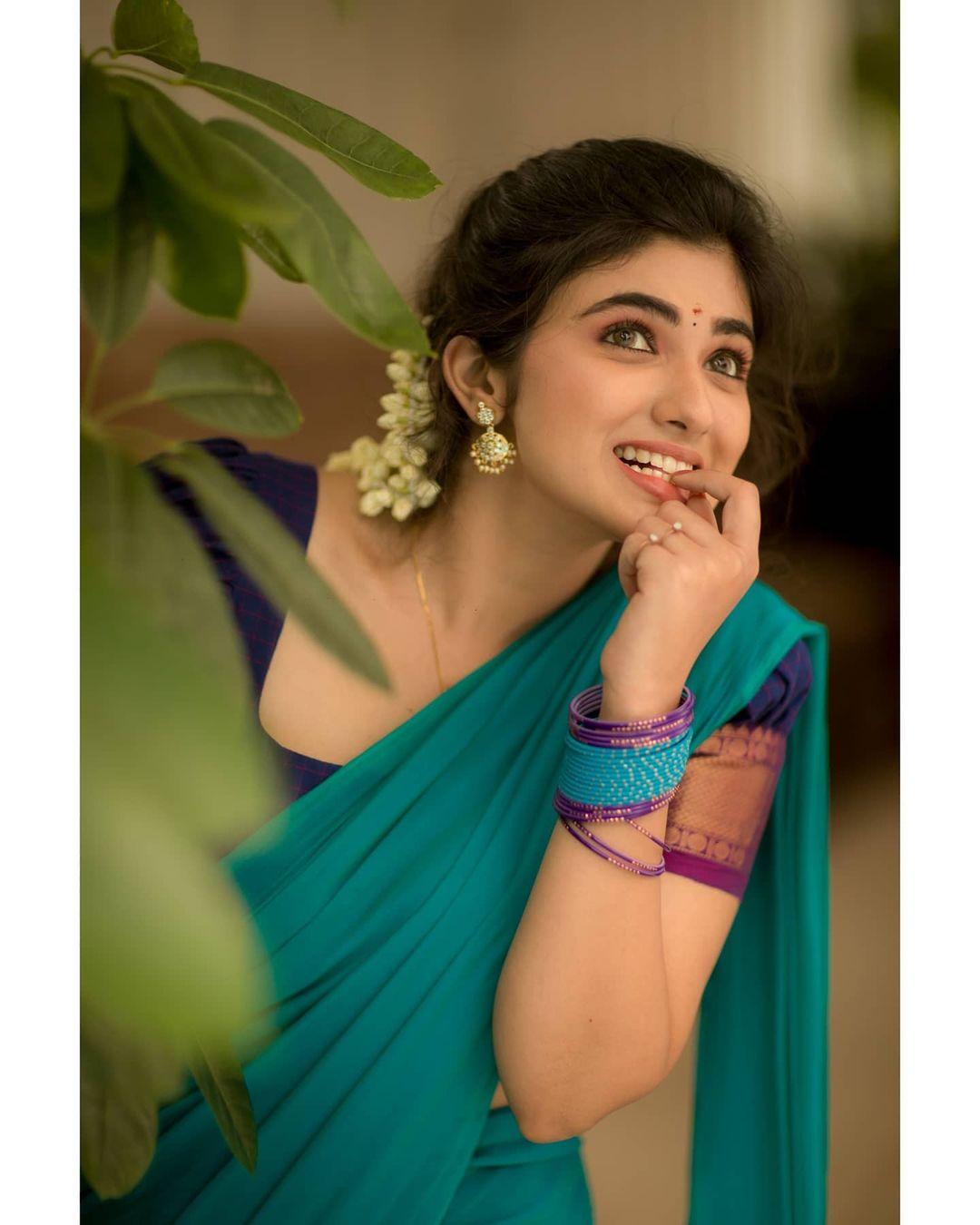 South Indian actress half saree photos | Pragya Nagra exposing and cute photos