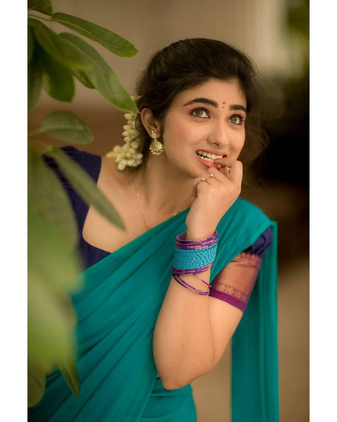 South Indian actress half saree photos | Pragya Nagra very glamorous photos