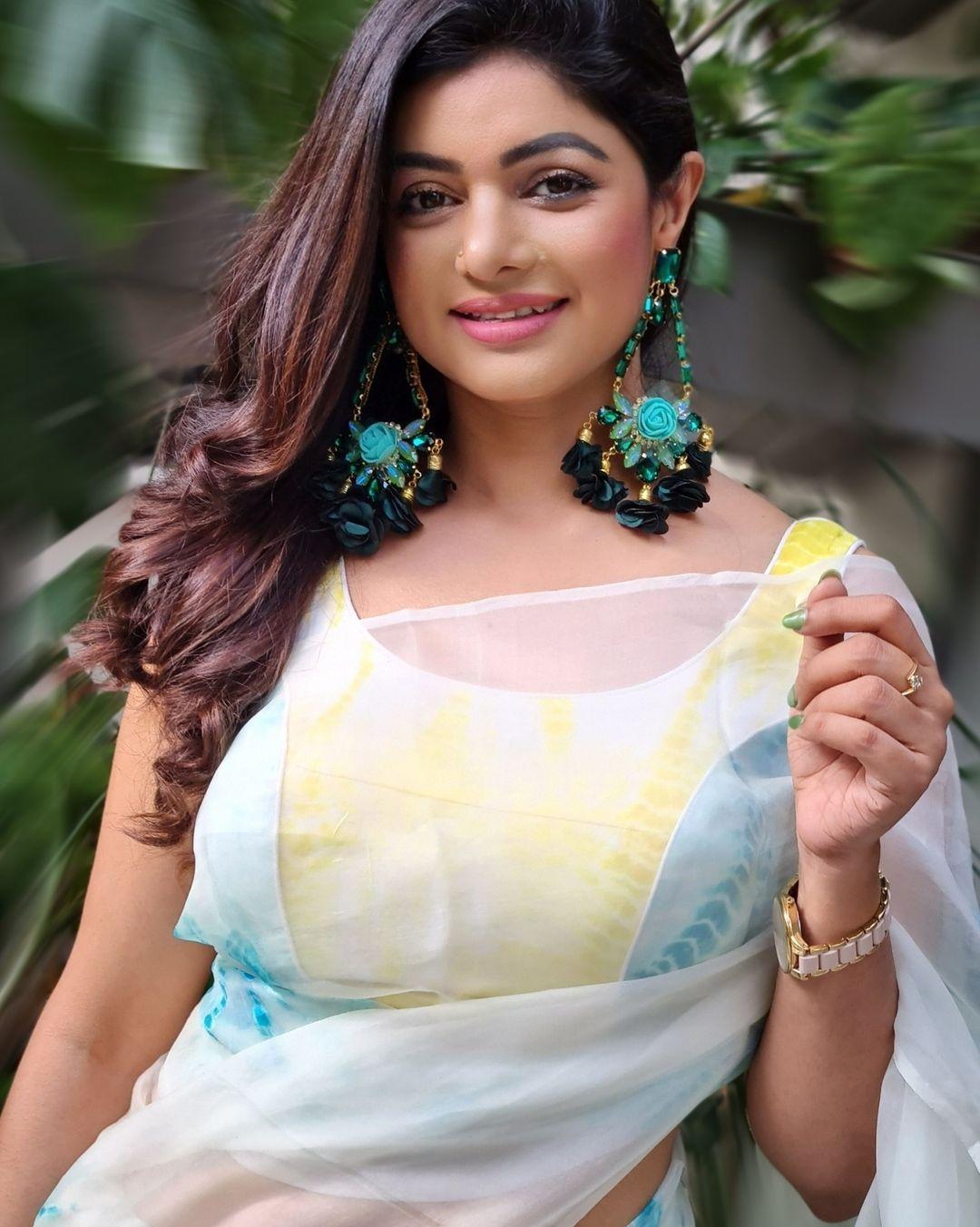 Transparent saree hot photos | Sohana Saba looking very attractive hot stills