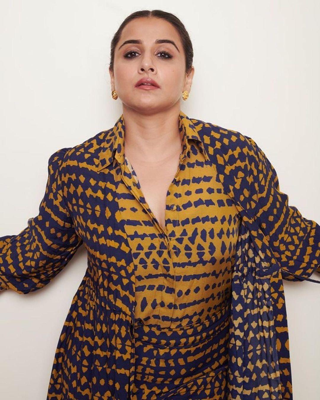 Bollywood actress hot photos | Vidya Balan exposing hot and sexy stills