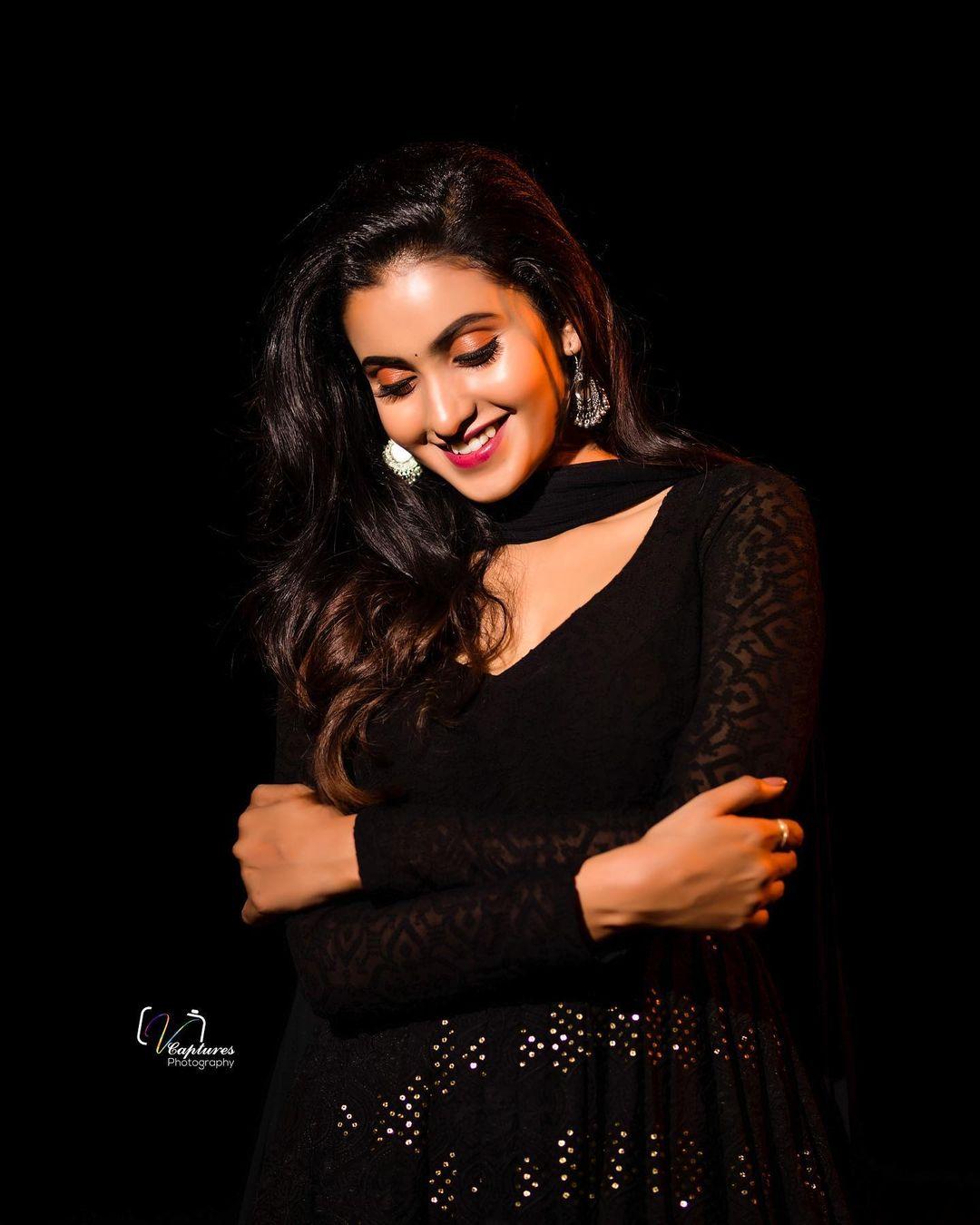 Deepika Pilli in black dress hot photos | Deepika Pilli exposing very cute and sexy stills
