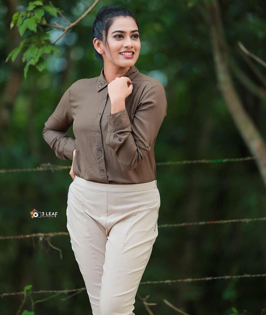 South Indian actress hot photos | Dayyana Hameed looking very glamorous and cute stills