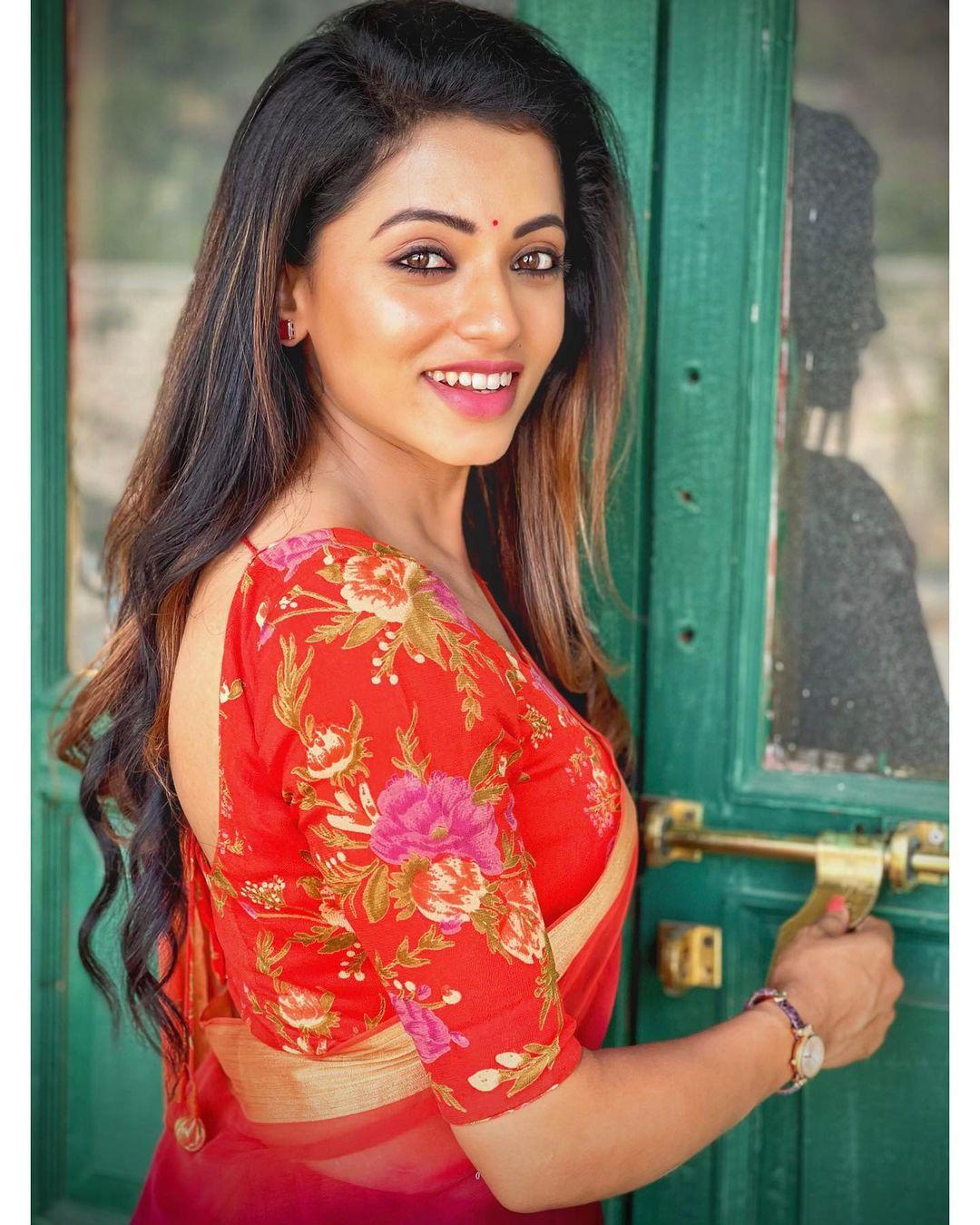 Navya Swamy in saree exclusive hot photos gallery | Navya Swamy very attractive and sexy photoshoot